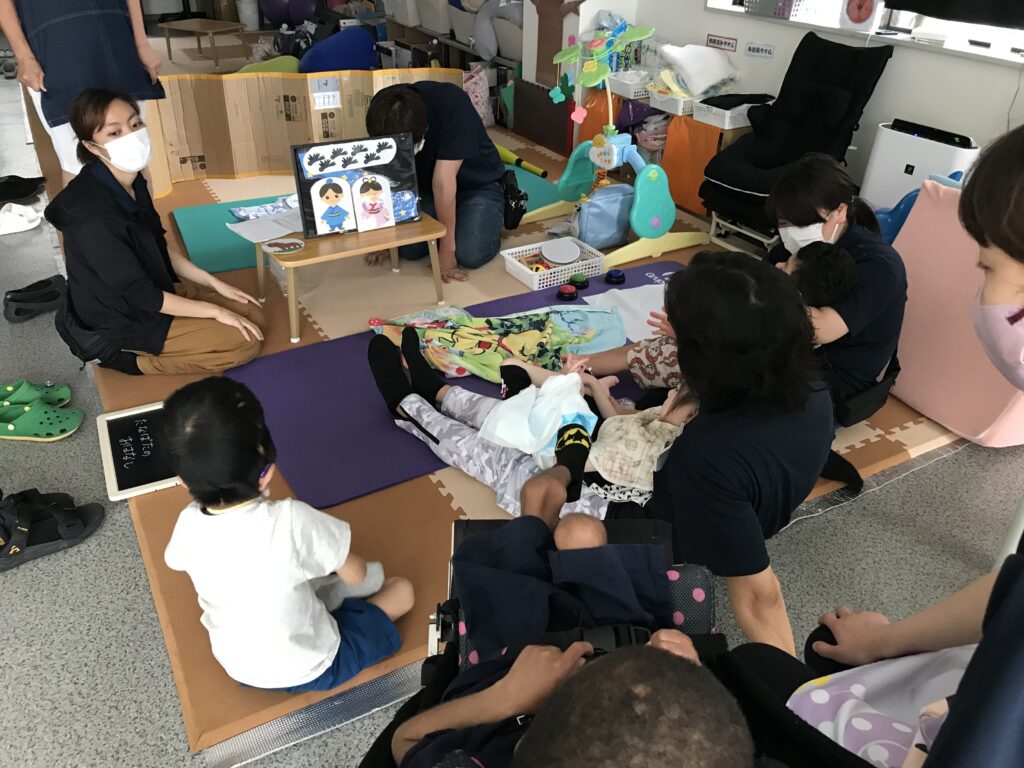 スタッフによるペーパーシアターをみんなで聞きました！