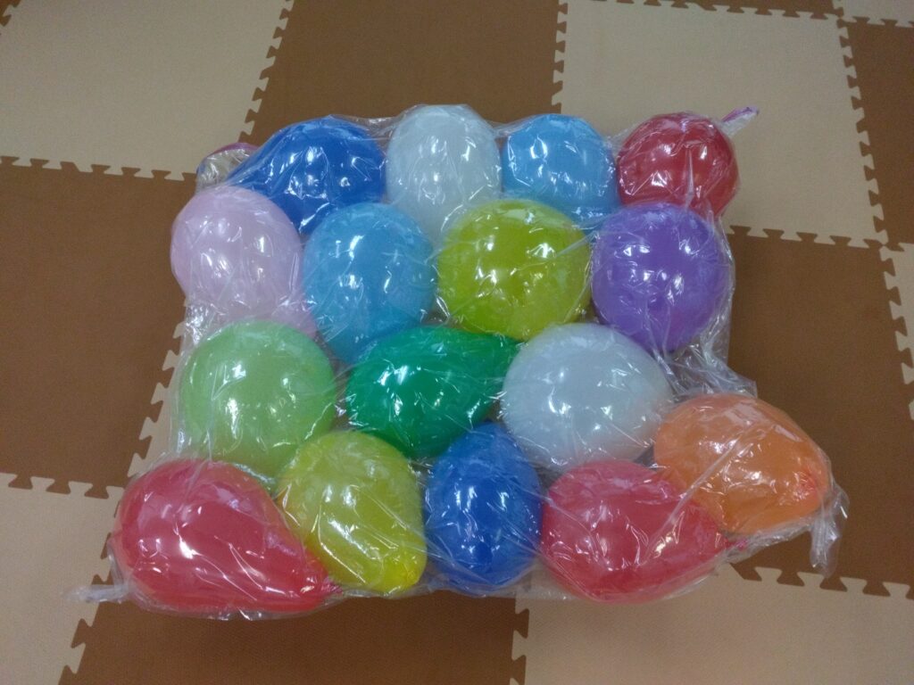 バルーンベッドは、大きなビニールに風船をたくさん積めたもの