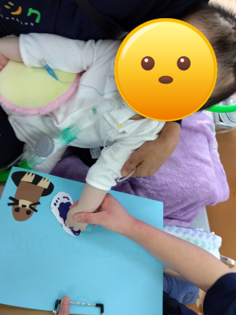 あしがたを紙に貼ります