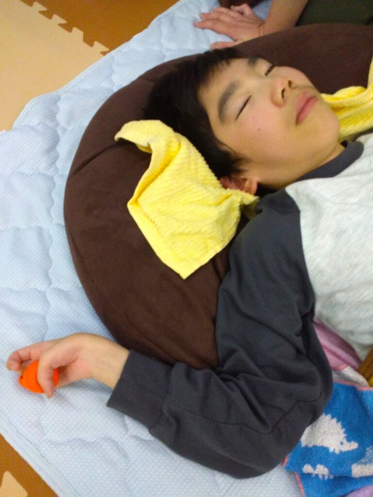 眠いけどにぎにぎ
