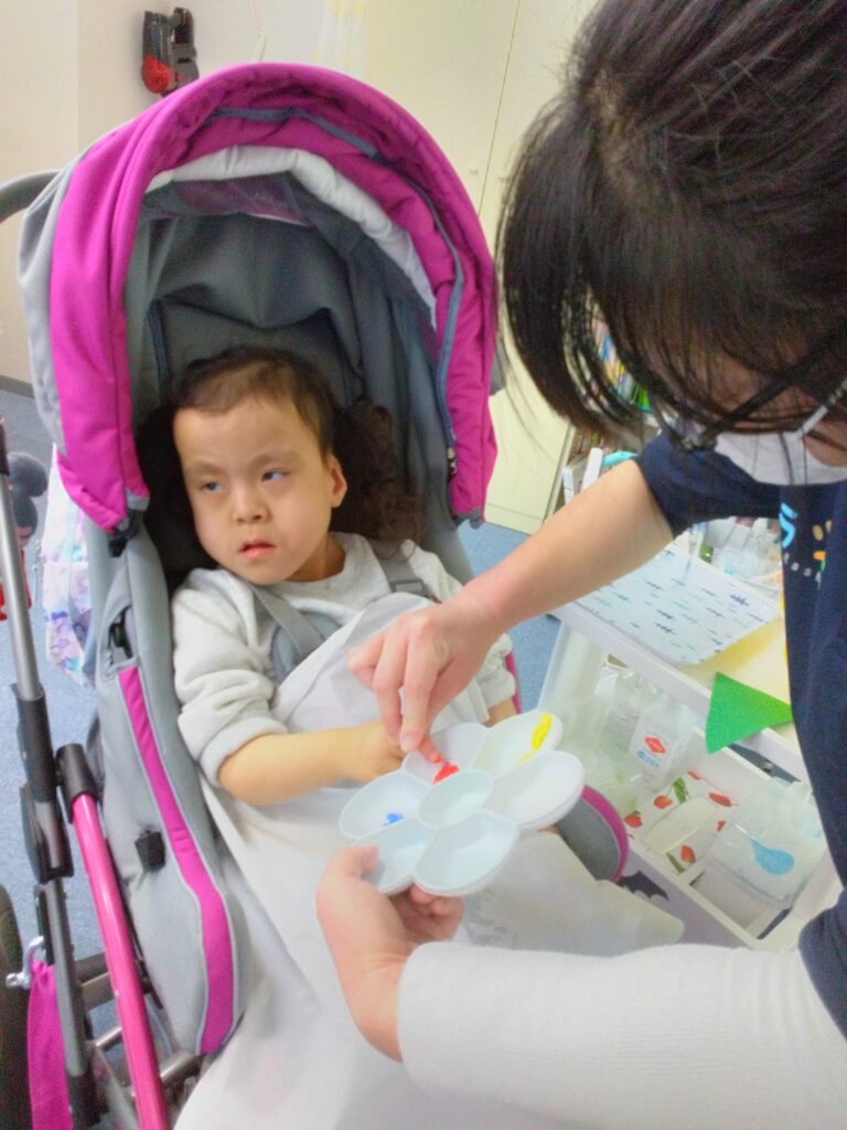 パレットで絵の具を指に付ける