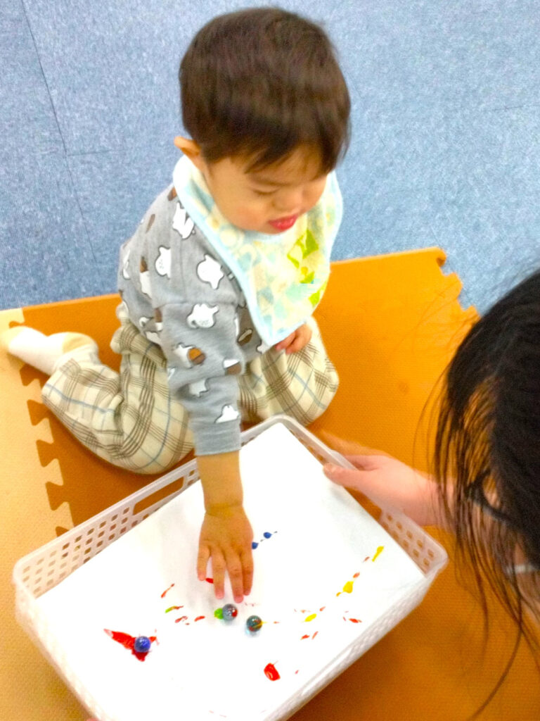 指でビー玉を転がす