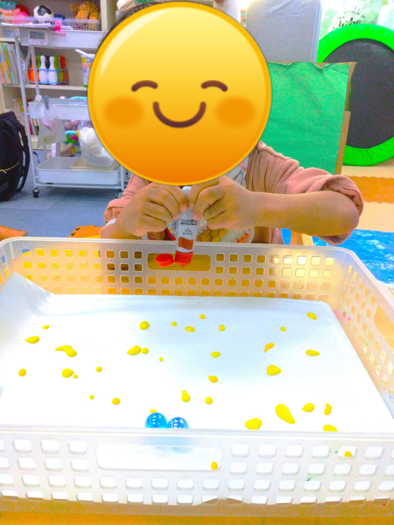 絵の具を紙に垂らしていく