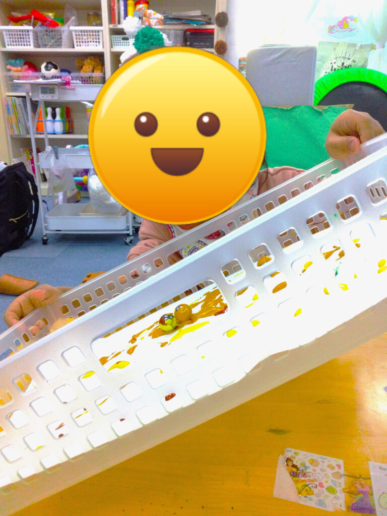 右にビー玉を転がす