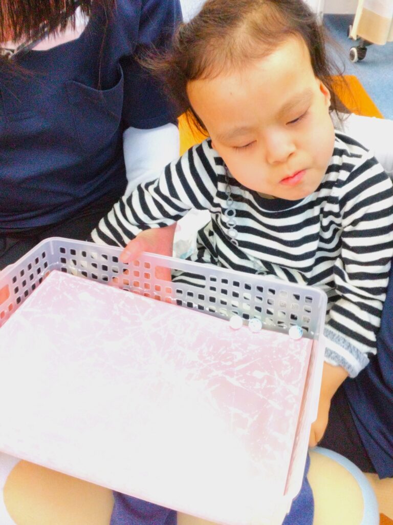 ピンクの紙に白い絵の具バージョン