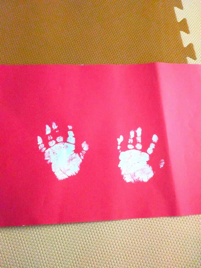 赤い画用紙に白い手形