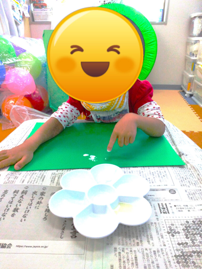 緑の画用紙に白い模様を描く