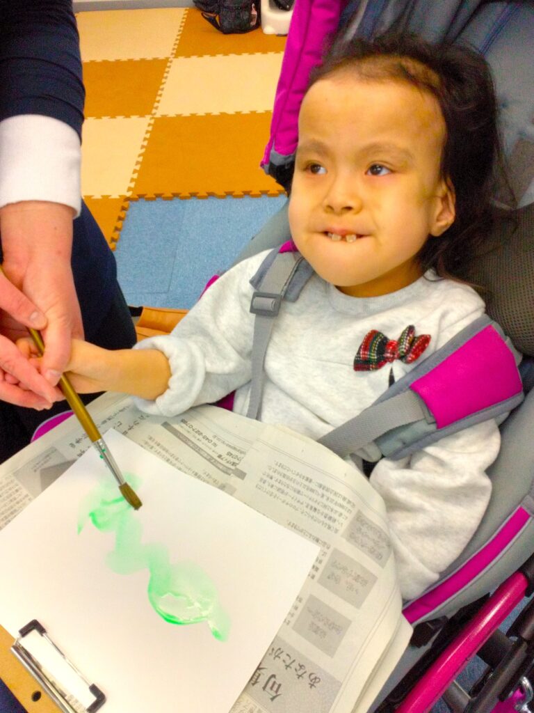 筆で緑の線を引く