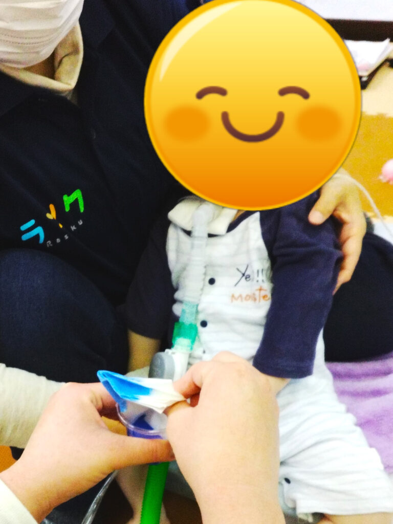 色水に半紙をひたす