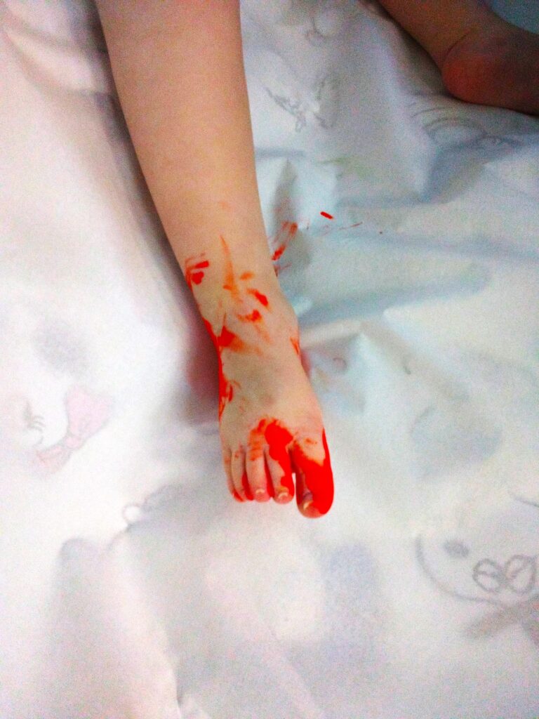 オレンジのインクの付いた足で形をとる