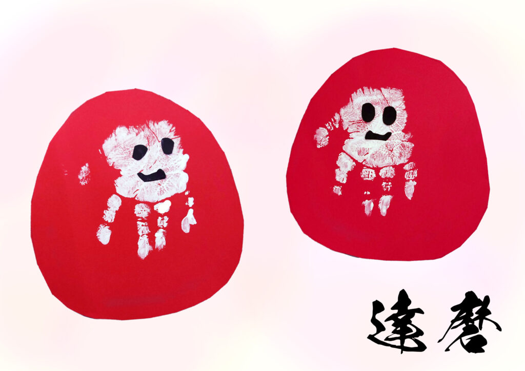 向き合う２つのダルマ