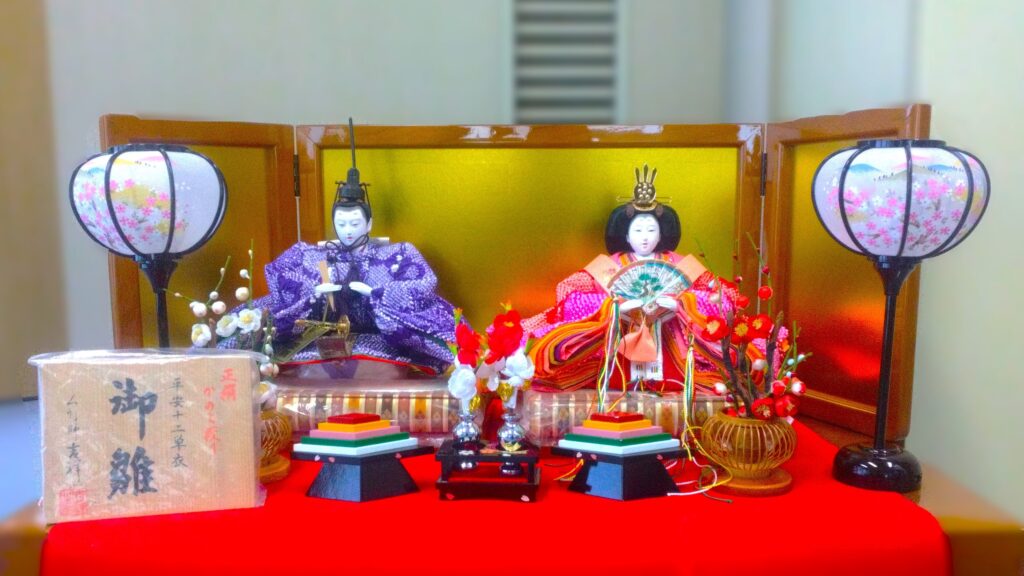 絞り染め衣装の立派なおひなさま