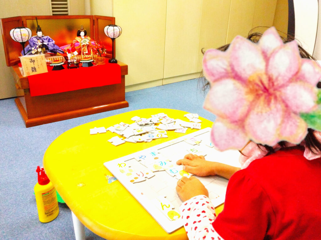 おひなさまに見守られながらのパズル