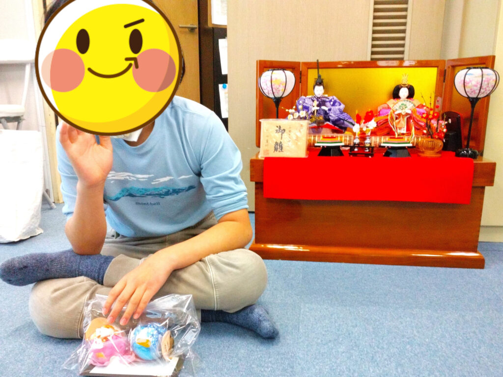 自作のおひなさまと記念写真