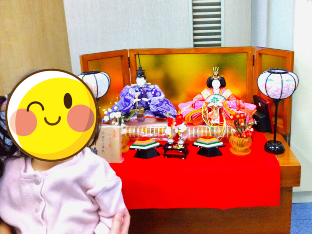 ごあいさつ代わりにおひなさまと写真